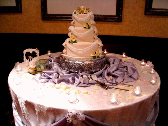 Cake table wedding decor