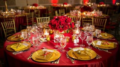 Red and white wedding decor for tables