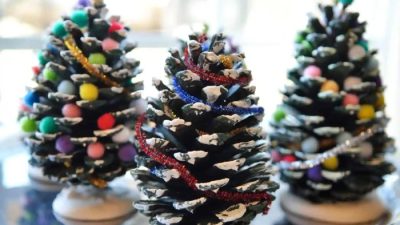 Pine cone table decor